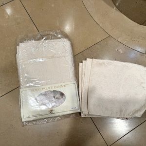 Royal Damask 52 x 70 Tablecloth with 4 matching napkins